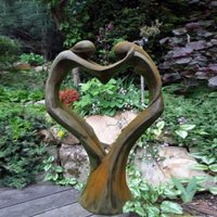 Romatische Steinguss Skulptur in Herzform von zwei Liebenden - Liebestanz / Antikgrau von Gartentraum.de