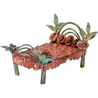 Rotes Bett als Kunstskulptur mit Rosen - Bronze limitiert - Bed of Roses von Gartentraum.de