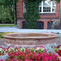 Runde Gartenbrunnen Umrandung aus Steinguss mit Blumen Dekor - Borda / Olimpia von Gartentraum.de