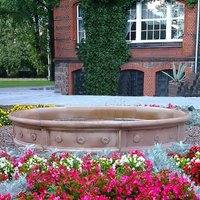 Runde Gartenbrunnen Umrandung aus Steinguss mit Blumen Dekor - Borda / Tyrolia von Gartentraum.de