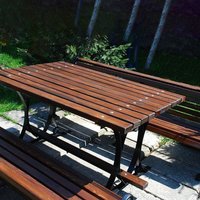 Schlichter Tisch für den Garten aus Holz und Metall - Asgeir von Gartentraum.de