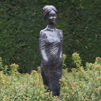Schöne Frau aus Bronze als Gartenskulptur - Teridi von Gartentraum.de