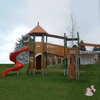 Sechseckiger Spielturm aus Holz mit Kletterparcours und Spiralrutsche - Spielplatz Elfie von Gartentraum.de