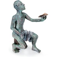 Sitzende Bronze Mannfigur mit Papierflugzeug - limitiert - Jasons Sohn von Gartentraum.de