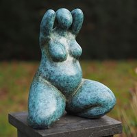 Sitzende Frau Figur aus Bronze - Türkis - Nerana von Gartentraum.de