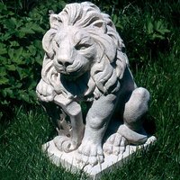 Sitzende Garten Löwenskulptur aus Steinguss mit Schild - Gatto / Olimpia Sitzende Garten Löwenskulptur aus Steinguss mit Schild - Gatto / Olimpia von Gartentraum.de