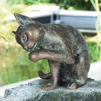 Sitzende Katze aus Bronze als Gartenfigur - Katze putzend von Gartentraum.de