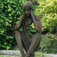 Sitzende Steinguss Skulptur - Ruhender Mann für den Garten - Alfonso / Rostoptik von Gartentraum.de