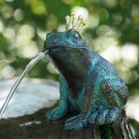 Sitzender Bronze Froschkönig mit goldener Krone als Wasserspeier - Froschkönig Reki von Gartentraum.de