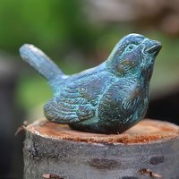 Sitzender Bronze Vogel mit türkiser Patina als Gartenfigur - Kofi von Gartentraum.de