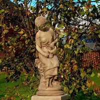 Sitzendes Steinguss Mädchen mit Kanne als Gartendekoration - Rita / Olimpia von Gartentraum.de