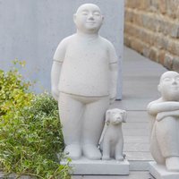 Skulptur Mann mit Hund - Stehend - Glasfaser-Beton - Anayo von Gartentraum.de