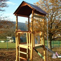 Spielturm mit Feuerwehr-Stange und Rutsche für den Kinderspielplatz - Spielturm OK von Gartentraum.de