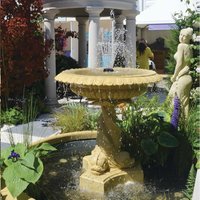 Springbrunnen mit Fisch Säule aus Sandsteinguss - Rossetti / Sand / mit Pumpe von Gartentraum.de