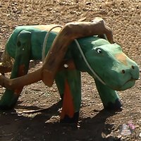 Stabile Dinosaurier Figur aus Holz für den Spielplatz - Gespann Sauri / mit Planwagen Stabile Dinosaurier Figur aus Holz für den Spielplatz - Gespann Sauri / mit Planwagen von Gartentraum.de