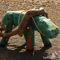 Stabile Dinosaurier Figur aus Holz für den Spielplatz - Gespann Sauri / ohne Planwagen von Gartentraum.de
