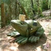 Stabiler grüner Holz Frosch mit Krone zum Spielen - Froschkönig Stabiler grüner Holz Frosch mit Krone zum Spielen - Froschkönig von Gartentraum.de