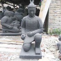 Statue Chinesischer Krieger kniend in Antik Steinguss - Hongchan von Gartentraum.de