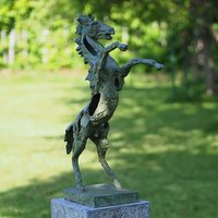 Steigendes Pferd als abstrakte Kunstfigur aus Bronze mit Patina - Ferena von Gartentraum.de