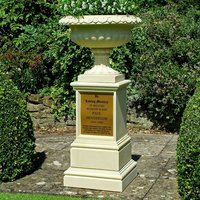 Stein Gartenamphore mit Sockel und Inschrift - Cuthred Park / Terrakotta von Gartentraum.de