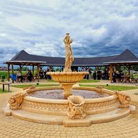 Steinguss Brunnen Komplett Set - Fontäne mit Frauenskulptur & Umrandung mit Muscheln - Natalina / Antikia von Gartentraum.de