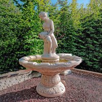 Steinguss Frauenskulptur auf stilvoller Gartenfontäne - eindrucksvolles Wasserspiel - Loreen / Olimpia von Gartentraum.de