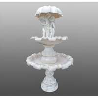Steinguss Springbrunnen mit Puttenfiguren unter Schirm - Piovere / Olimpia von Gartentraum.de
