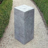 Steinsockel aus Granit in grau - Naturae von Gartentraum.de