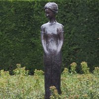 Stilistische Frauenstatue aus Bronze mit Patina - Ledira von Gartentraum.de