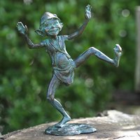 Tanzende Kobold Gartenfigur aus Bronze mit grüner Patina - Pixie Jippi von Gartentraum.de