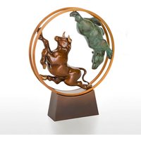 Tier Bronzeskulptur aus limitertem Handwerk - Bulle und Bär im Rad von Gartentraum.de