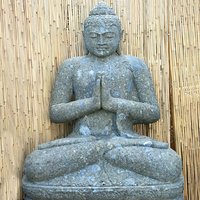 Unikat Betende Buddha Statue aus Naturstein / 75 cm von Gartentraum.de