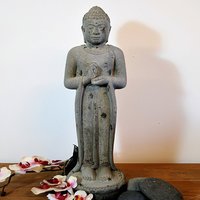 Unikat Buddha Statue stehend aus Stein von Gartentraum.de