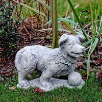 Verspielte Hunde Figur für den Garten aus Steinguss - Corrado / Sand von Gartentraum.de