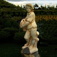 Wetterfeste Gartenfigur aus Steinguss - Junge mit Korb - Antonio / Olimpia von Gartentraum.de