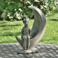 Wetterfeste Gartenskulptur des kleinen Prinzen im Halbmond - Der kleine Prinz im Mond von Gartentraum.de