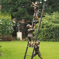 XXL Leiter Bronzeskulptur mit Kindern - Kletternde Jungen von Gartentraum.de