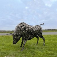 Zum Boden blickender Stier aus Metall - lebensgroße Skulptur für Gärten & Parks - Sanuto von Gartentraum.de