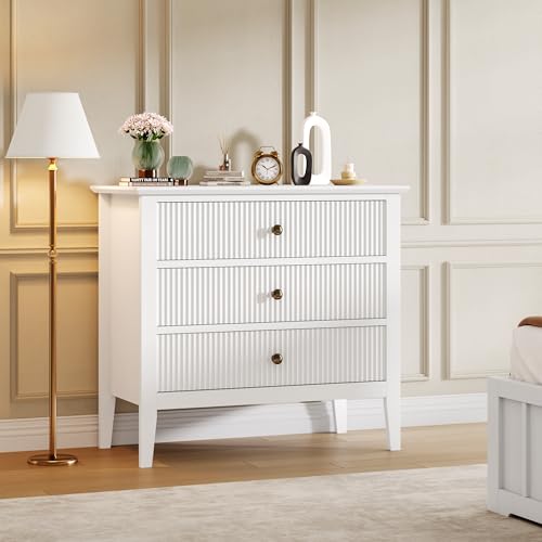 Garvee Weiße geriffelte Kommode mit 3 Schubladen, 80 cm breit, Kommode für Schlafzimmer, Moderne Holzkommode, großer lackierter Nachttisch mit 3 Schubladen für Schrank, Flur, Eingangsbereich Garvee Weiße geriffelte Kommode mit 3 Schubladen, 80 cm breit, Kommode für Schlafzimmer, Moderne Holzkommode, großer lackierter Nachttisch mit 3 Schubladen für Schrank, Flur, Eingangsbereich von Garvee