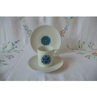 Vintage Retro 60Er Jahre Thomas China Teetasse, Untertasse Und Teller - Blaue Medaillon Vintage Retro 60Er Jahre Thomas China Teetasse, Untertasse Und Teller - Blaue Medaillon von GaslightTreasures