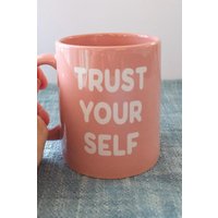 "stärkende Rosa "Trust Yourself" -Tasse - Motivierende Keramikkaffeetasse, Perfekt Für Die Tägliche Inspiration." "stärkende Rosa "Trust Yourself" -Tasse - Motivierende Keramikkaffeetasse, Perfekt Für Die Tägliche Inspiration." von GatherGoodsCompany