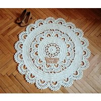 Gehäkelter Runder Teppich Baumwollteppich Mit Elfenbeinspitze, 102 cm Durchmesser von Gebeya