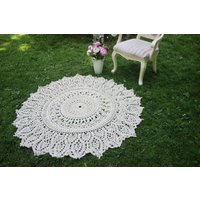 Handgefertigter Dahlien Teppich Runder Teppich Aus Baumwolle Im Landhausstil von Gebeya