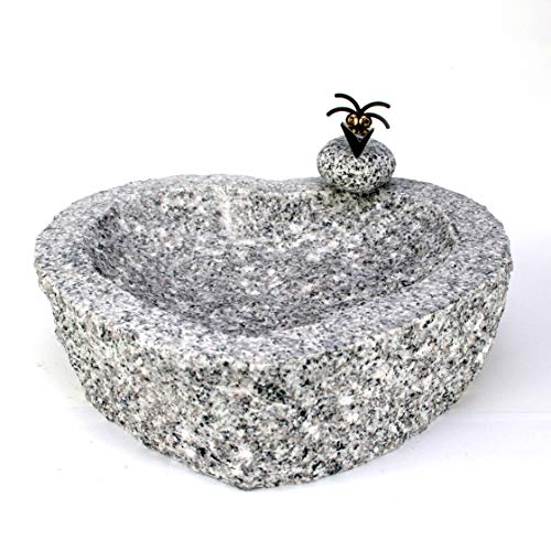 Gebrüder Lomprich Vogelbad Herz aus Granit (mit 1 Vögele am Rand sitzend) von Gebrüder Lomprich