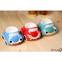 Handbemaltes Retro Auto Eierbecher Set Türkis, Rot & Blau Aus Steingut von GeeCeFa