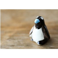 Handgemachte Kleine Keramik Pinguin Figur Blauer Schnabel Tier Dekor von GeeCeFa