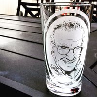 stan Lee Memorial Handgeätzt 16Oz Pint Glas von GeekEmporiumNYC