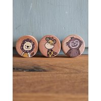 Handbemalter Möbelgriff Für Das Kinderzimmer Holzgriff Knauf Möbelknopf Wildtiere Schrankgriff von Gefuelswerkstatt
