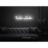 Arbeitshärtendes Neon Zeichen, Arbeitshärter Led Lichtschild, Zeichen Für Büro Dekor, Spruch Schild, Modern von GelatoStore