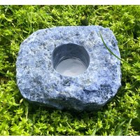 Roher Sodalith Edelstein-Kerzenhalter, Naturstein-Dekor Roher Sodalith Edelstein-Kerzenhalter, Naturstein-Dekor von GemsOfTheLight